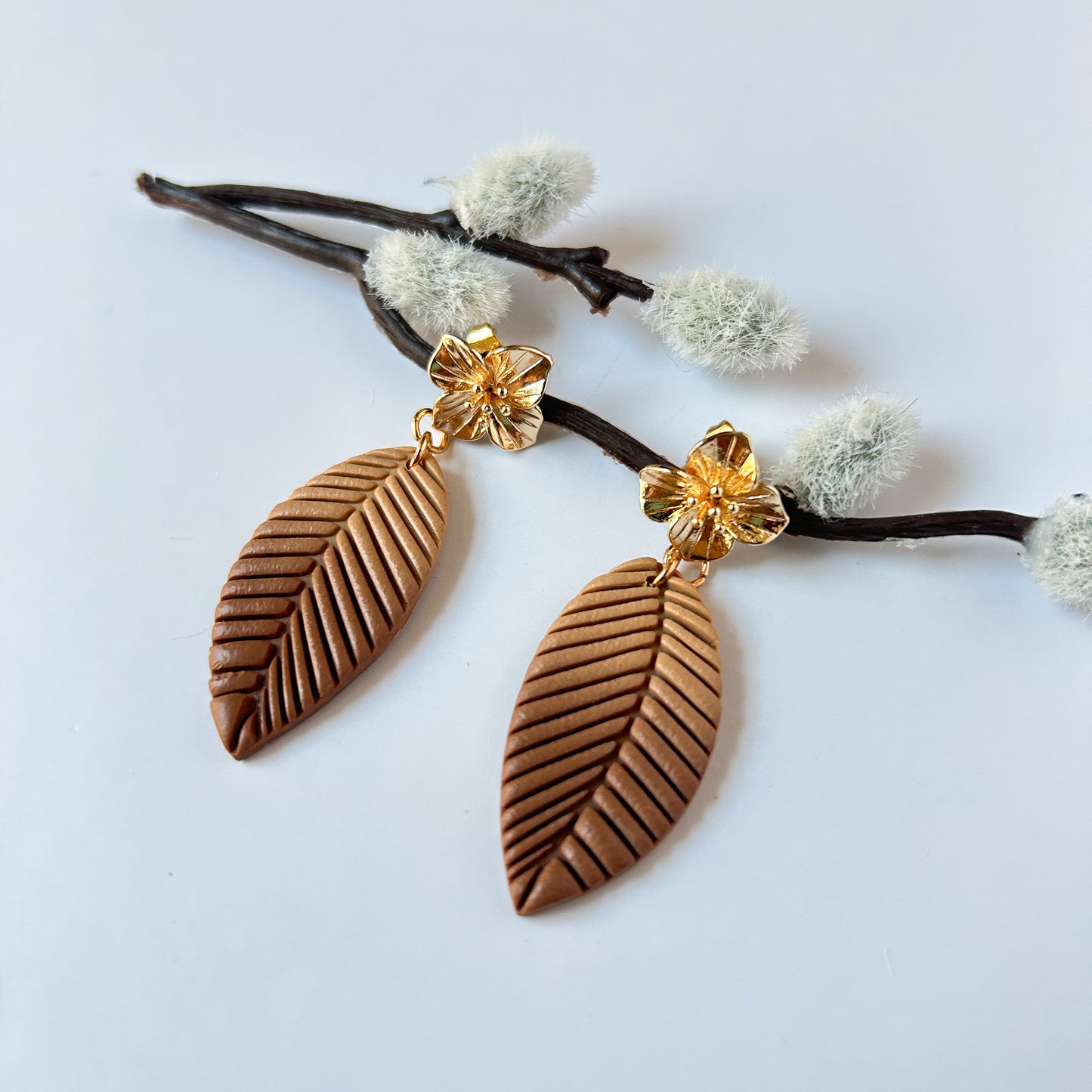 Feuilles sculptées – Marron doré