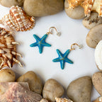 Boucles d’oreilles Étoiles de mer sculptées : étoiles de mer bleu turquoise posées parmi coquillages et galets