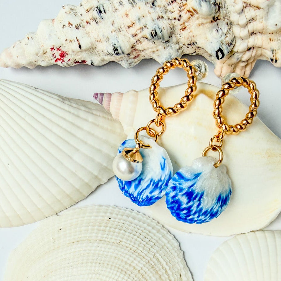 Boucles d’oreilles Galite – Perle d’écume : paire de coquillages bleu et blanc avec perles nacrées, vue à plat