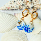 Boucles d’oreilles Galite – Perle d’écume : paire de coquillages bleu et blanc avec perles nacrées, vue à plat