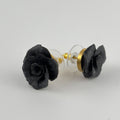 Boucles d’oreilles Roses Passion – Noir : roses noires montrant une vue de face et une vue arrière sur fond blanc