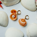 Boucles d’oreilles Perla del Mare – Coquillage à perle : coquillages orange ambré ouverts sur perles blanches, avec anneaux dorés