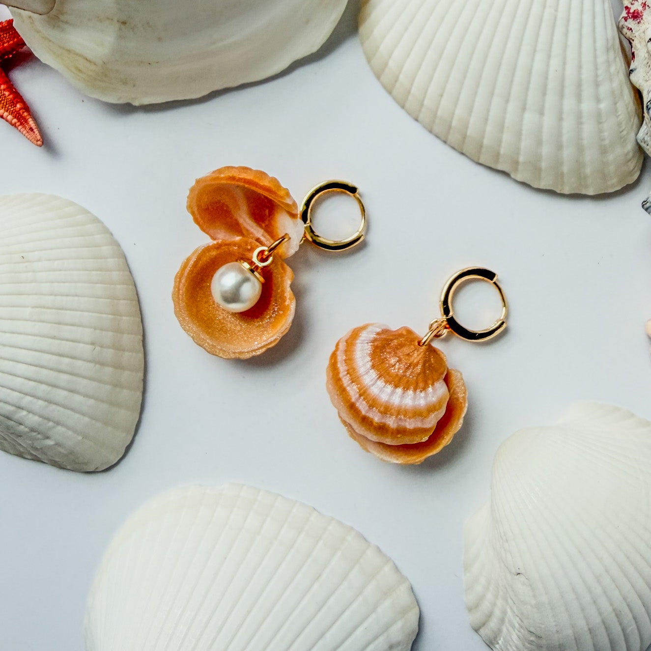 Boucles d’oreilles Perla del Mare – Coquillage à perle : coquillages orange ambré ouverts sur perles blanches, avec anneaux dorés