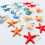 Boucles d’oreilles Étoiles de mer sculptées : assortiment d’étoiles de mer et de coquillages en plusieurs couleurs
