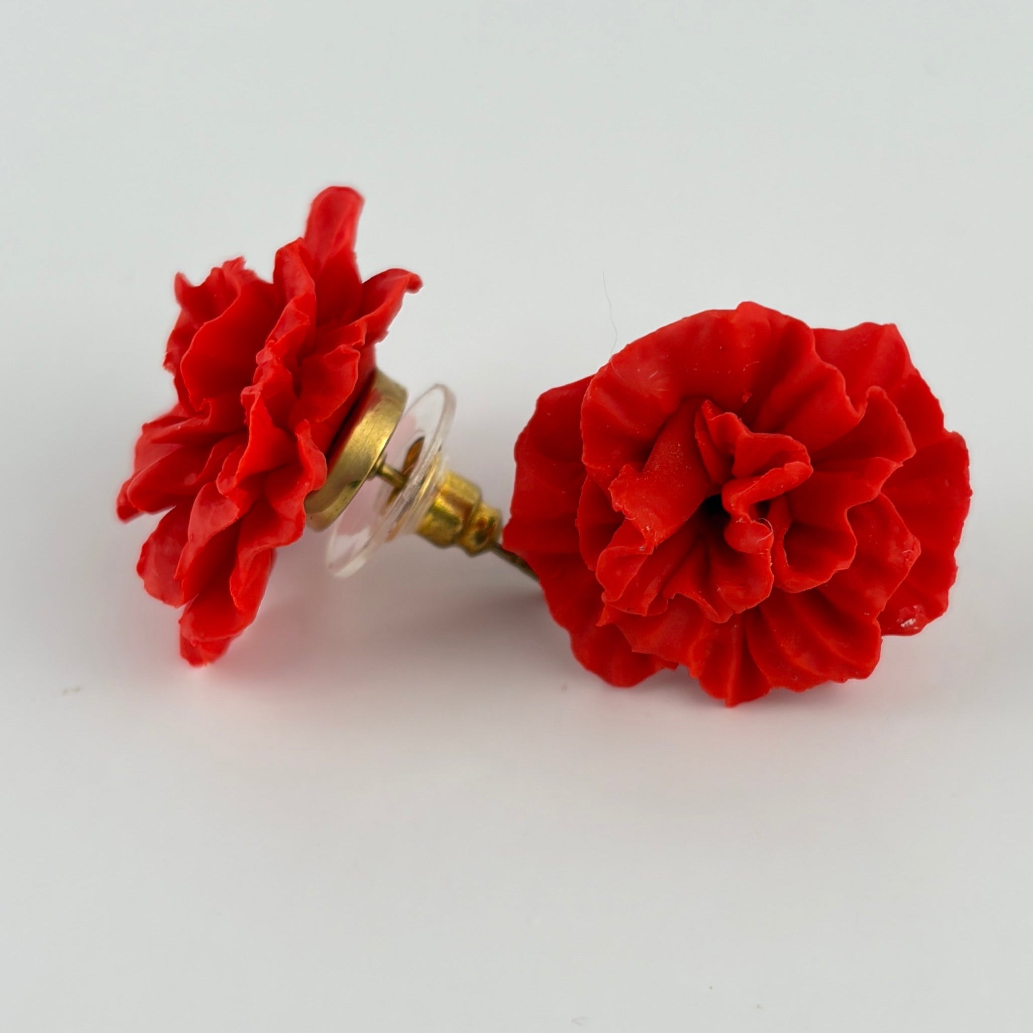 Boucles d’oreilles Œillets – Rouge vif : œillets rouge vif montrant une vue de face et une vue de profil