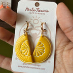 Boucles d’oreilles Quarts de limes : quartiers de citron jaunes sur anneaux dorés, présentés sur carte