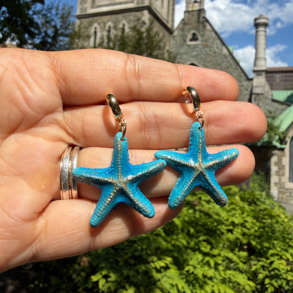 Boucles d’oreilles Étoiles de mer sculptées : étoiles de mer bleu turquoise tenues dans la main