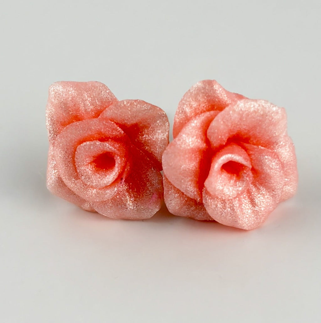 Boucles d’oreilles Roses Passion – Rose poudre métallique : deux roses rose poudre métallisé vues de face