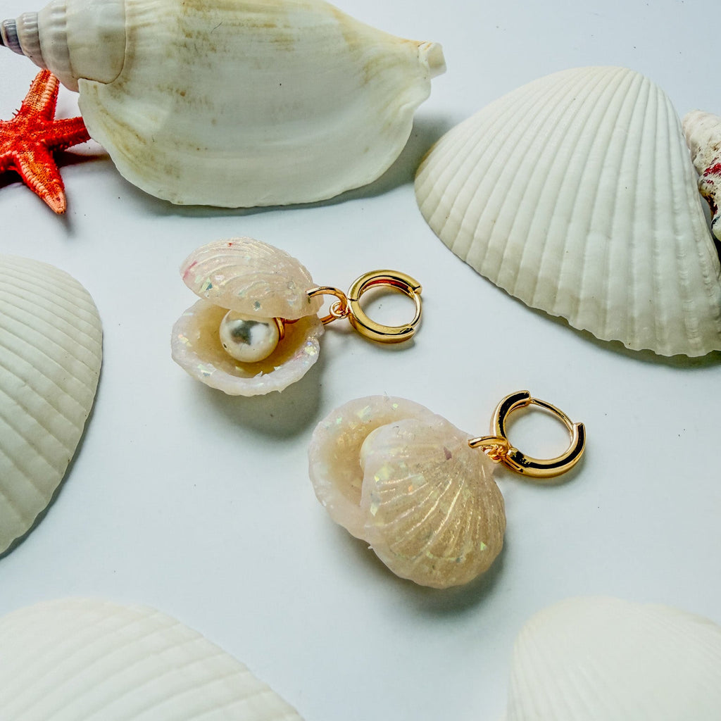 Boucles d’oreilles Perla del Mare – Coquillage à perle : paire de coquillages ivoire nacré avec perles et anneaux dorés