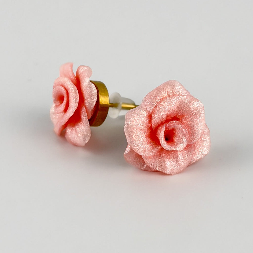 Boucles d’oreilles Roses Passion – Rose poudre métallique : roses rose poudre métallisé montrant le devant et le clou doré