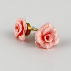 Boucles d’oreilles Roses Passion – Rose poudre métallique : roses rose poudre métallisé montrant le devant et le clou doré