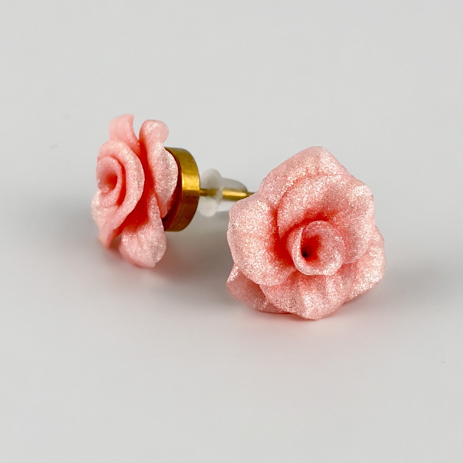 Boucles d’oreilles Roses Passion – Rose poudre métallique : roses rose poudre métallisé montrant le devant et le clou doré