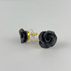 Boucles d’oreilles Roses Passion – Noir : roses noires en clous, une de face et une de profil