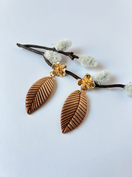 Feuilles sculptées – Marron doré