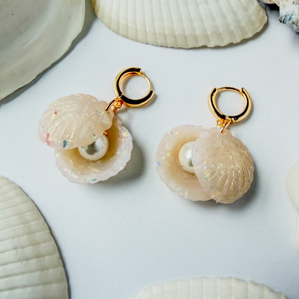 Boucles d’oreilles Perla del Mare – Coquillage à perle : coquillages ivoire irisés ouverts sur perles blanches, vue rapprochée