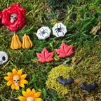 Bijoux d’automne et d’Halloween sur la mousse, avec des puces feuilles d’érable aux teintes chaudes.