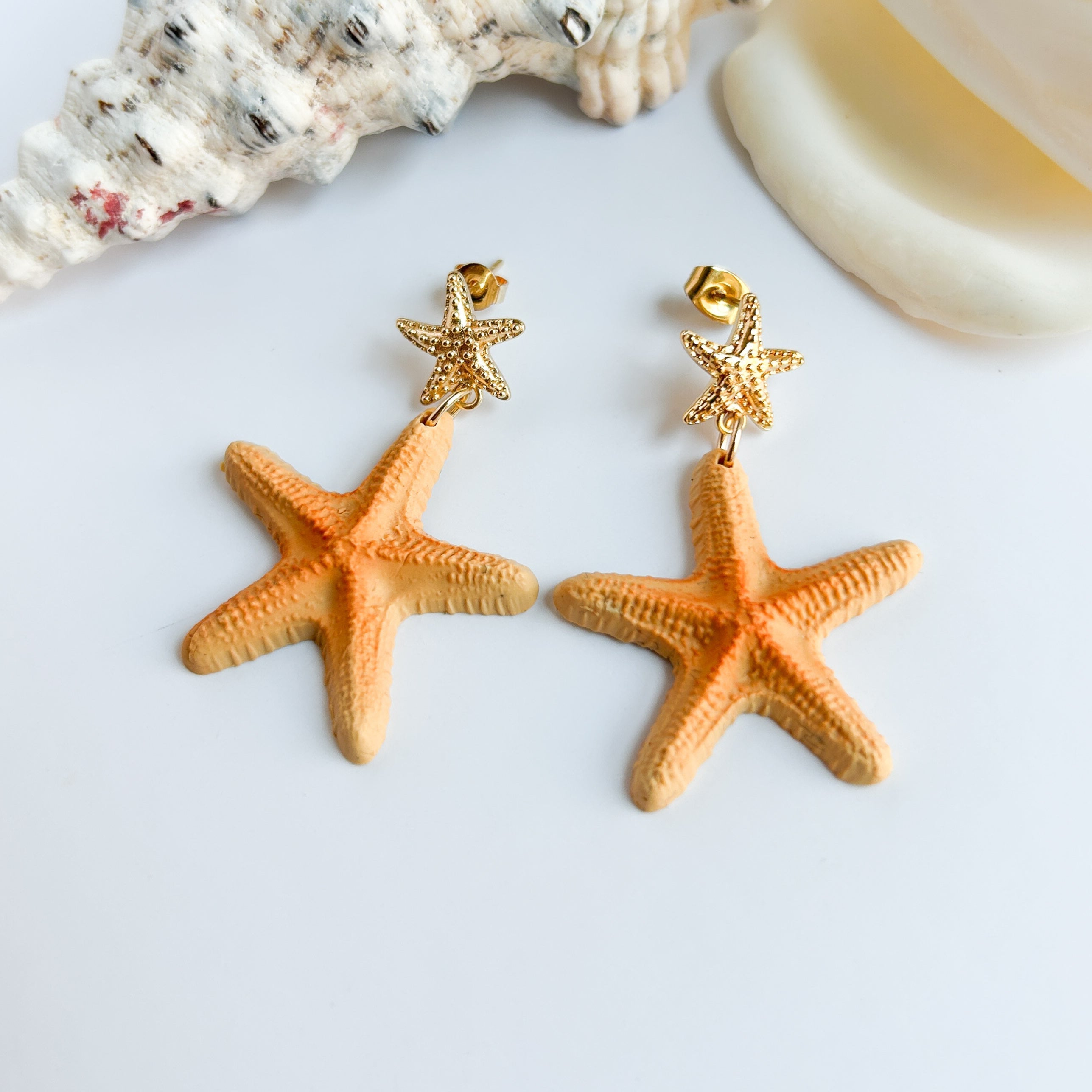Boucles d’oreilles Étoiles de mer sculptées : étoiles de mer orange ambré sur attaches dorées en forme d’étoile