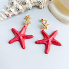 Boucles d’oreilles Étoiles de mer sculptées : étoiles de mer rose corail sur attaches dorées en forme d’étoile
