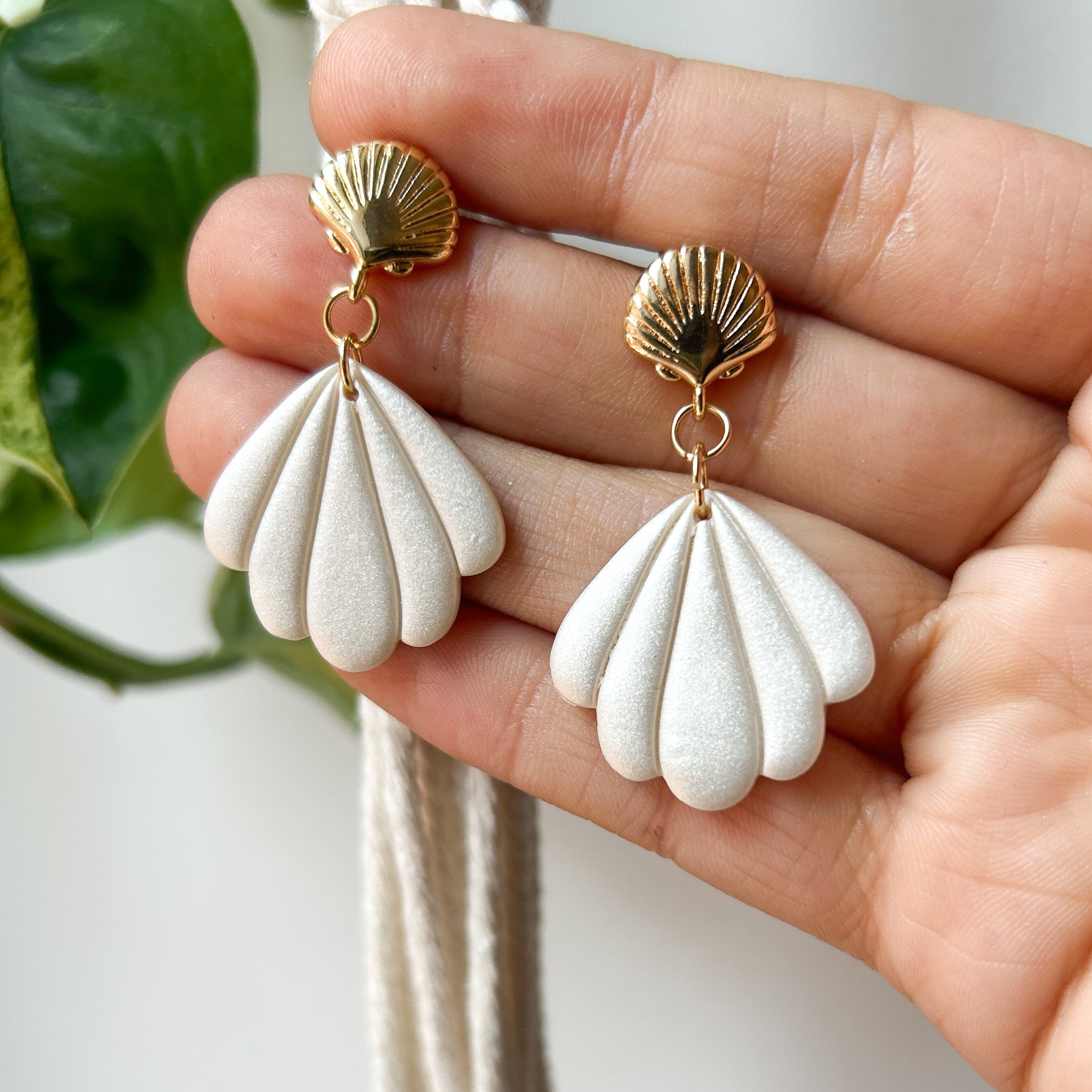 Boucles d’oreilles Laguna – Coquillage sculpté : coquillages blancs nacrés en éventail sur attaches coquillage dorées