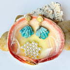 Boucles d’oreilles Laguna – Coquillage sculpté : coquillages turquoise translucides sur attaches dorées, posés dans une coquille